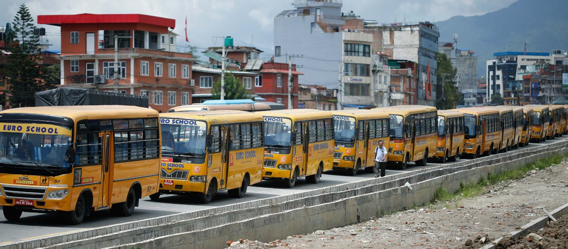 चक्रपथमा निजी स्कुलका बसको र्‍याली, तस्बिरमा हेर्नुहोस्